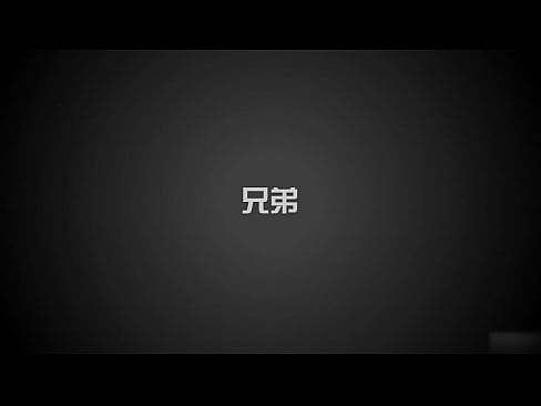 Красивые студенты колледжа в отеле назначают встречи в черной шелковой траве с открытой промежностью