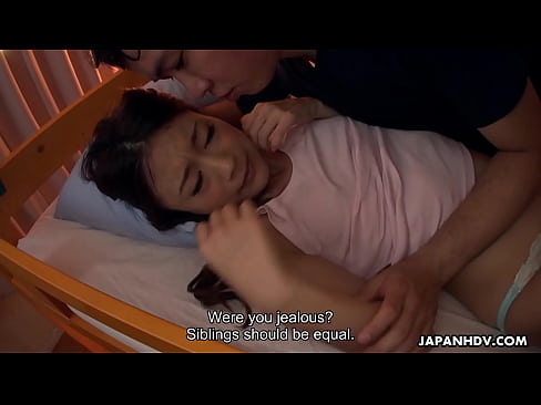 Мастурбирует, пока она слушает, как ее сестру трахают снизу